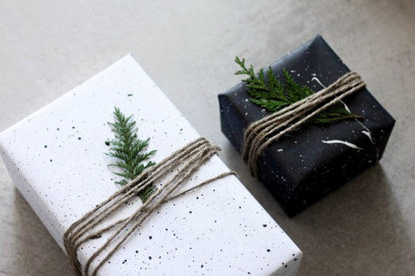 Last Minute Chic & Minimal DIY Gift Wrap Idea